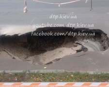 На столичній Борщагівці посеред дороги утворилася діра
