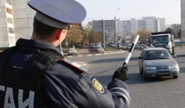 Кандидат в депутаты горсовета Мауриуполя наехала на милиционера 