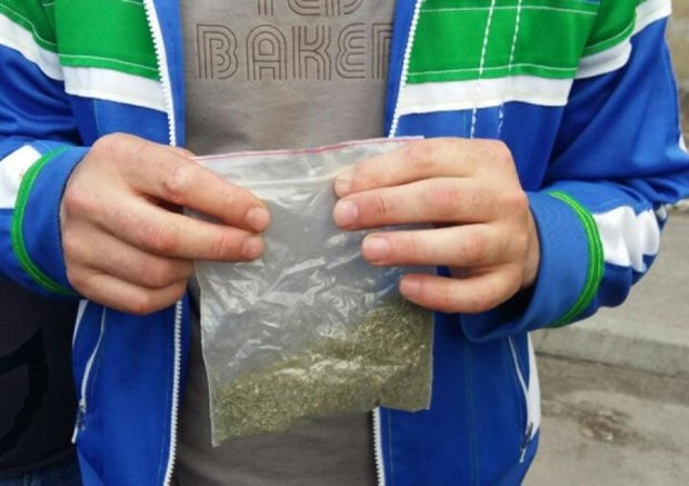 Поліцейські змушували наркоманів продавати наркотики