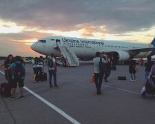 МАУ виганяє пасажирів просто на ходу: "Квиток є - місця немає"