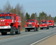 Вогняний дощ: у мережі показали моторошну пожежу на російській фабриці