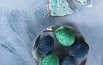 Малахитовые пасхальные яйца, Пасха, кадр с видео