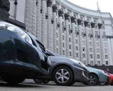 Министрам арендовали 2 электромобиля по цене нового авто