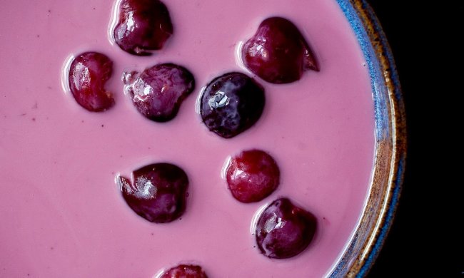 Такого вы еще точно не пробовали: вишневый суп с миндалем и маскарпоне