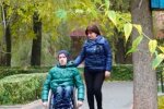 Тернополянка благає про допомогу для прикутого до інвалідного крісла сина: "Мріє плавати"