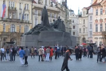 Тернополянка гарувала в Італії, щоб заробити на весілля сина, поки чоловік розважався з коханкою: "Не знала? Це його діти!"