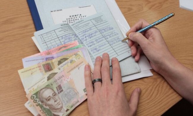 Людина, яка заповнює трудову книжку