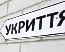 Модульне укриття біля зупинки громадського транспорту. Київ, серпень 2026