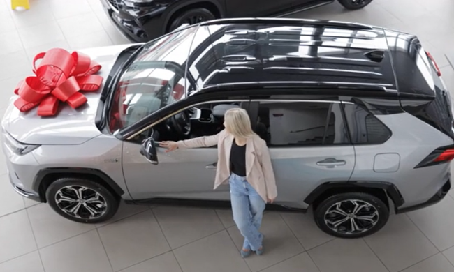 Автомобіль у подарунок: фото скрін Ютуб