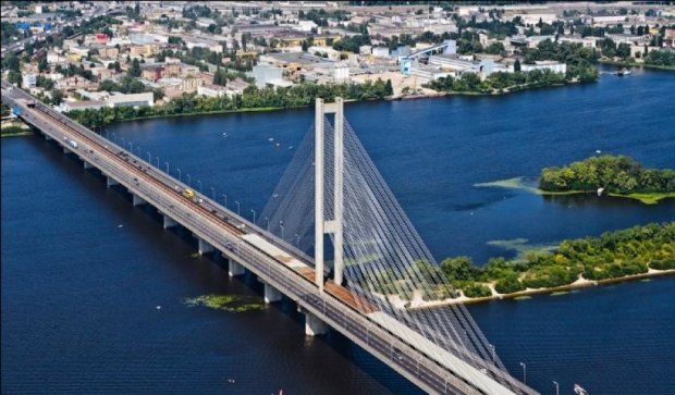 Ремонт киевского моста парализует весь город
