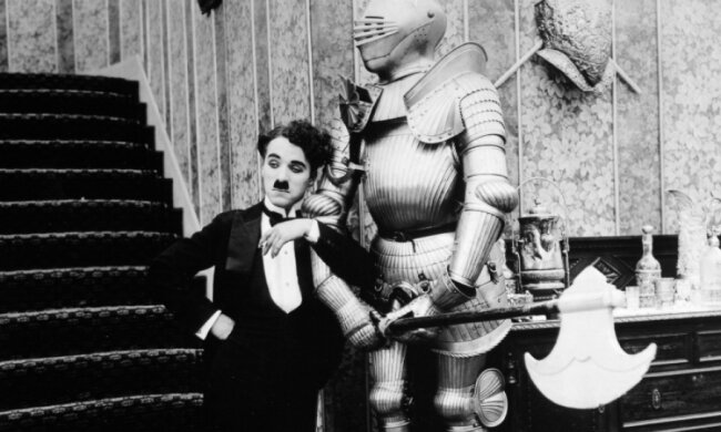 Комик с печальным лицом: чем запомнился миру Чарли Чаплин