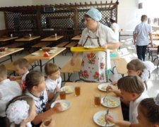 Обід з сюрпризом: окупанти перетворили дітей  на піддослідних кроликів