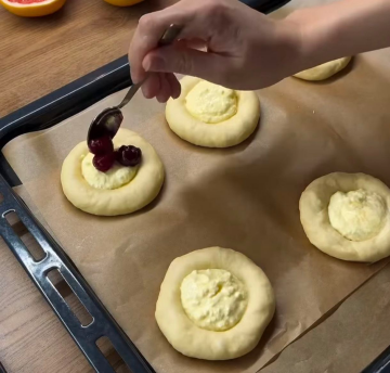 Булочки с сыром и вишней: фото скрин рецепта