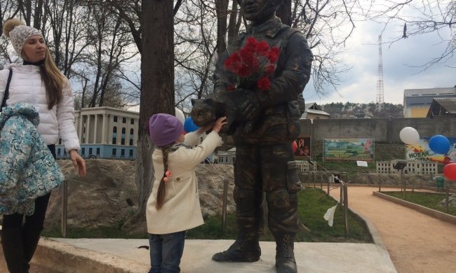 Зловещий знак для Путина: в Крыму памятник оккупантам умылся кровью, фото