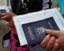 Жители "ЛНР-ДНР" бегут в Украину по поддельным документам