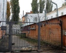 Спят по очереди: ужасы Лукьяновского СИЗО постучались к властям