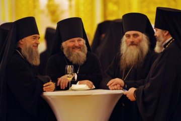 Алкоголь з-під ризи: московські попи споюють підлітків просто в церкві