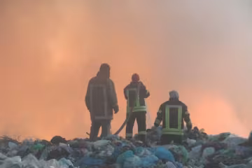 Під Харковом палають тонни смердючих відходів: люди задихаються у власних домівках, - пекельні кадри