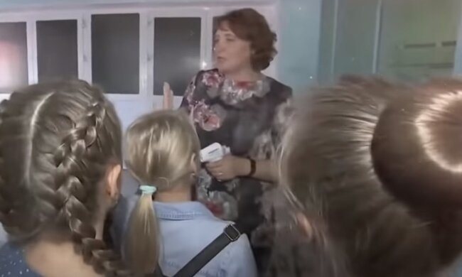 Учительница с учениками, скриншот: Youtube