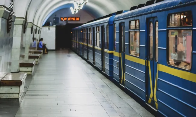 Пасажири в київському метро під час повітряної тривоги