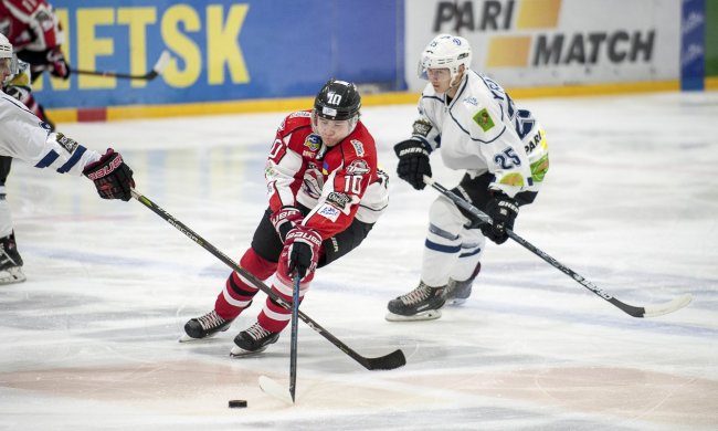 Український хокеїст під час матчу вклав арбітра одним ударом у живіт: відео