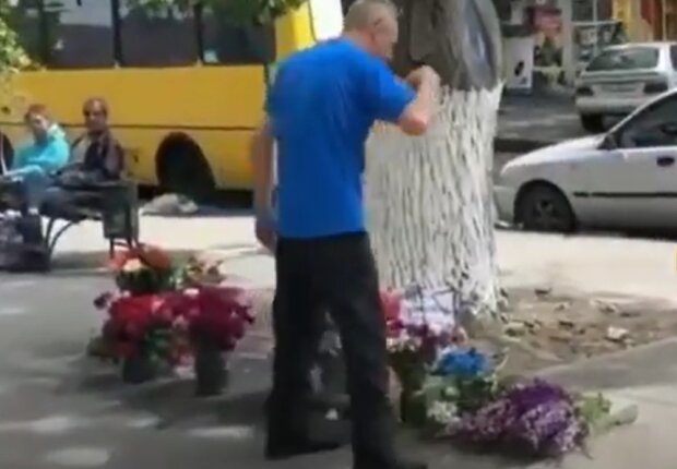 Лучше не покупайте цветы с улицы - продавец обхаркал букеты и попал на камеру