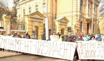 Біля будівлі АП мітингують "Матері за імпічмент Порошенка"