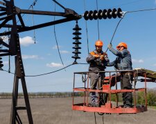 Електрики Харківобленерго відновлюють світло