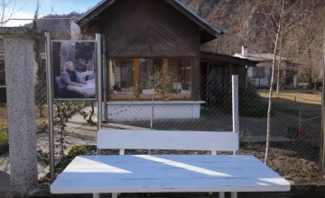 Лавочка возле дома Ванги, кадр из видео