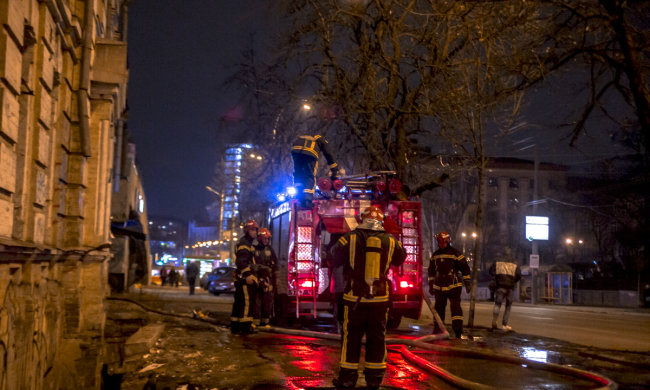 Під Києвом злетіла в повітря заправка: перші кадри і подробиці з вогню