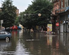 Огромный град засыпал Прикарпатье: впечетляющие кадры