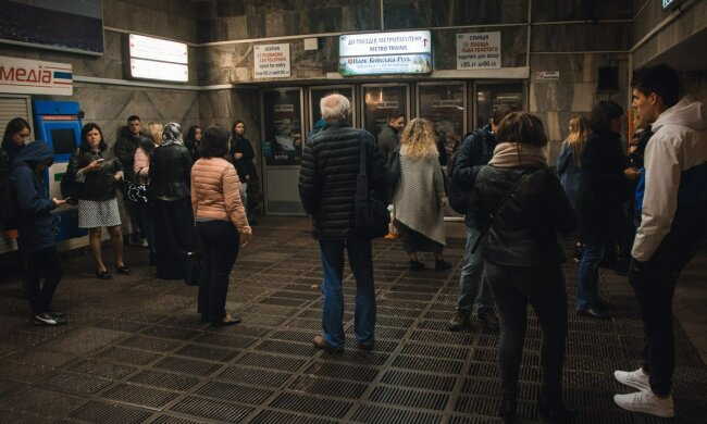У Києві замінували метро: людей терміново евакуювали, перші подробиці
