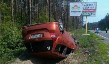 ДТП під Києвом: відірване колесо і приземлення на дах (фото)