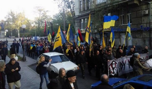 Одеські активісти з петардами та фаєрами провели марш "Іду на Ви" (фото)