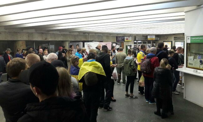 Митинг заблокировал работу киевского метро: на Майдане толпятся сотни людей