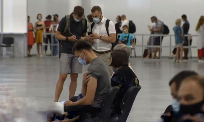 Центр вакцинації, фото: скріншот з відео