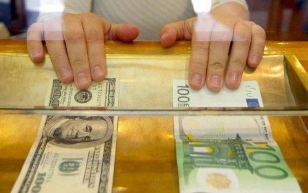 Курс валют в Украине: гривна резко теряет позиции