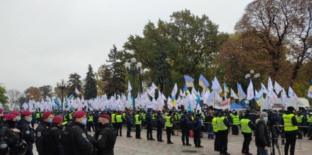 У центрі Києва люди вийшли на масштабний мітинг, фото: PAVLOVSKY NEWS