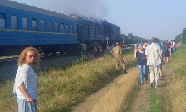 Пасажирський поїзд загорівся під Миколаєвом (фото)