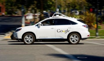  Google-автомобіль приклеюватиме пішоходів до бампера