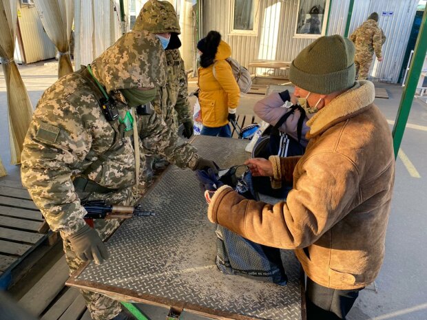 Оккупанты заблокировали гуманитарные коридоры Донбасса: что творится на пропускных пунктах