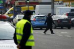 В Києві вітер підняв в повітря великий уламок скла та влаштував пішоходам "кривавий" дощ