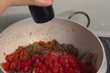 Тушеные овощи с мясом и баклажанами, кадр с видео