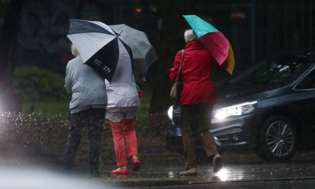 Погода в Одесі на 12 липня: стихія викупає українців під крижаним водоспадом, не врятують навіть парасолі