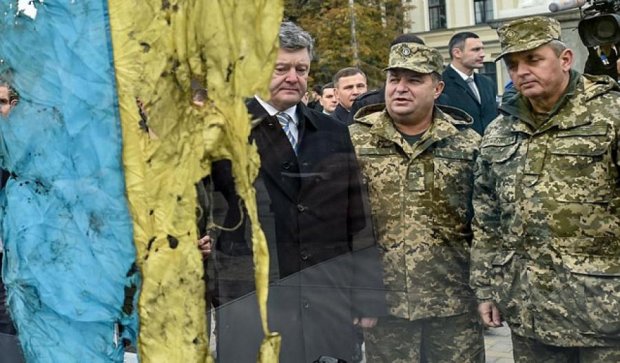 В Киев вернулся иловайский флаг, которым "встречали" Путина (фото)