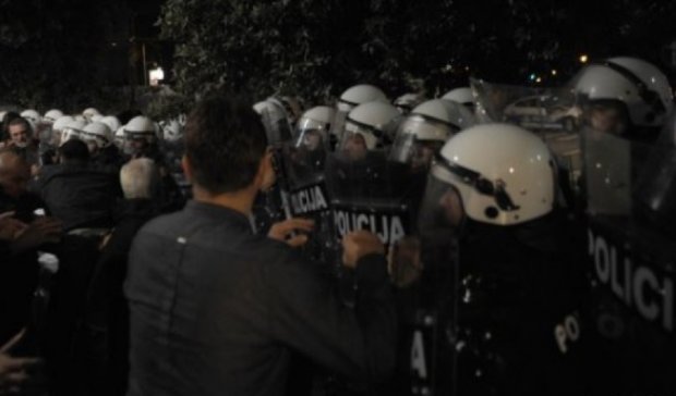 Полиция Черногории применила гранаты против агрессивных митингующих