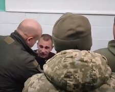 Призовника силою везуть у військкомат, кадр з відео