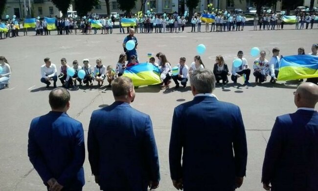  Украинский  министр поставил школьников на колени, - блогер