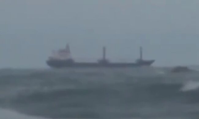 Судно з 13-ма українцями затонуло у Чорному морі, постраждалих досі не знайшли: кадри НП