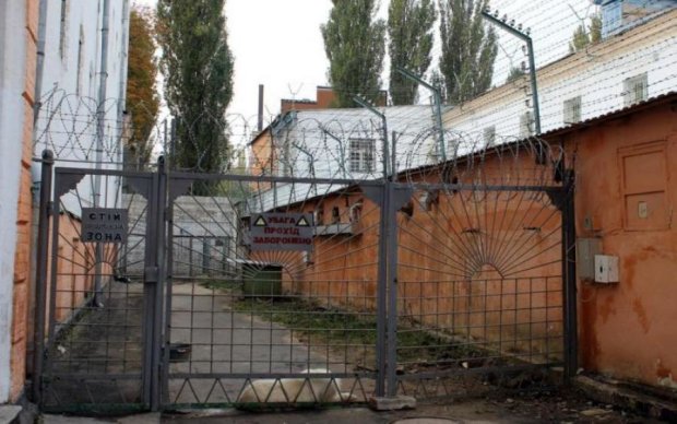 Спят по очереди: ужасы Лукьяновского СИЗО постучались к властям